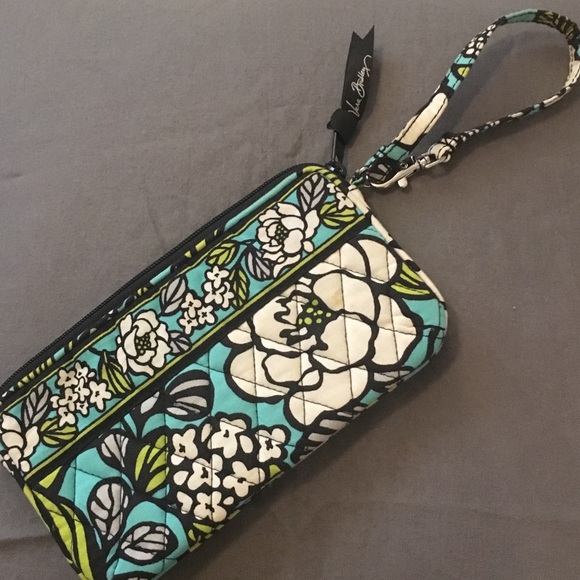 Vera Bradley Handbags - 💚Vera Bradley Wristlet in Island Bloom